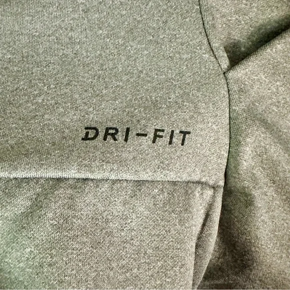 🥂SOLD🥂NIKE Dri-Fit XL Men’s Grey Zip Hooded Jacket - Picture 2 of 7